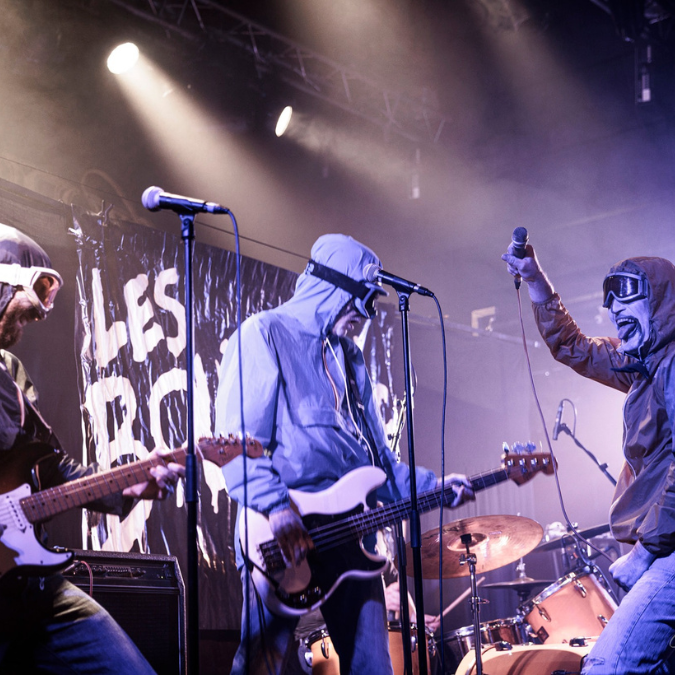 Rock’n’roll déchaîné, sirènes stridentes, slogans incendiaires, bières coulant à flots, saucisses lentilles et J7 rugissants : tous les moyens sont bons pour réveiller le rebelle qui sommeille en chacun de nous !