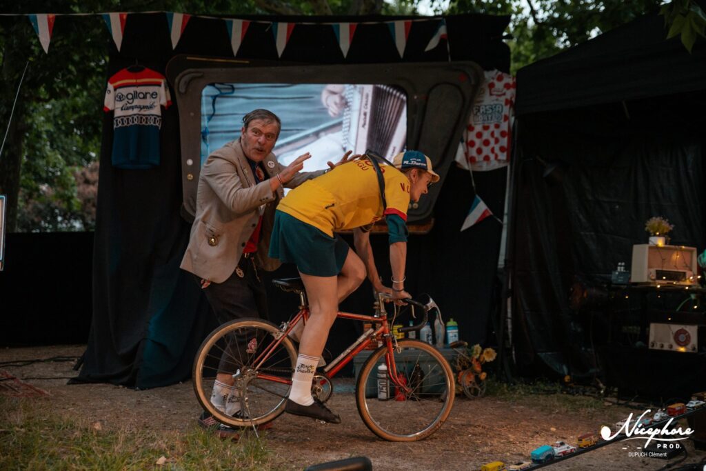 C'EST PAS DU VELO ! Un événement populaire : La grande boucle s’inscrit dans une mémoire collective nationale (et bien au delà) depuis plus d’un siècle.